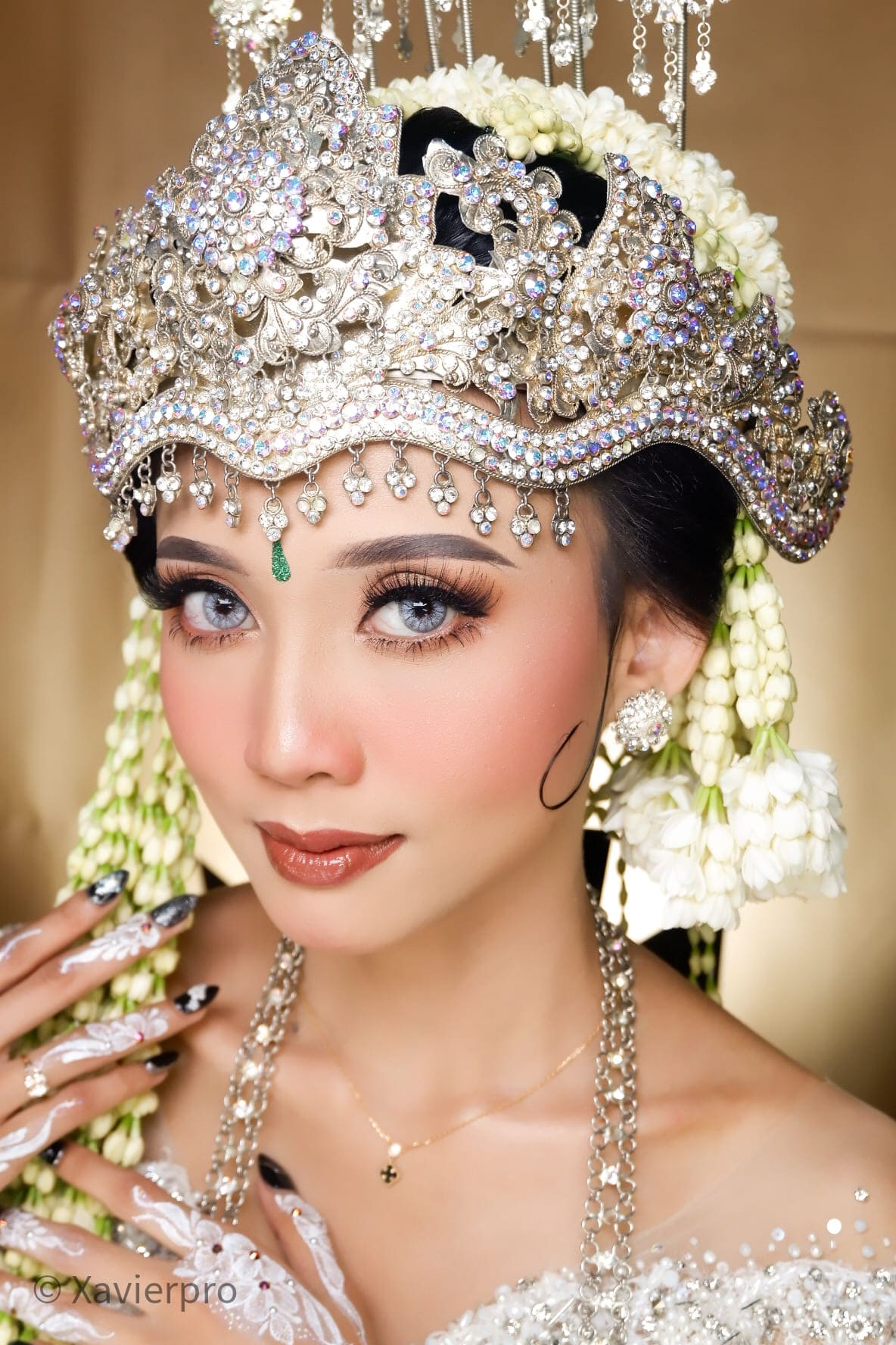 Makeup pengantin adat Sunda dengan paes tradisional