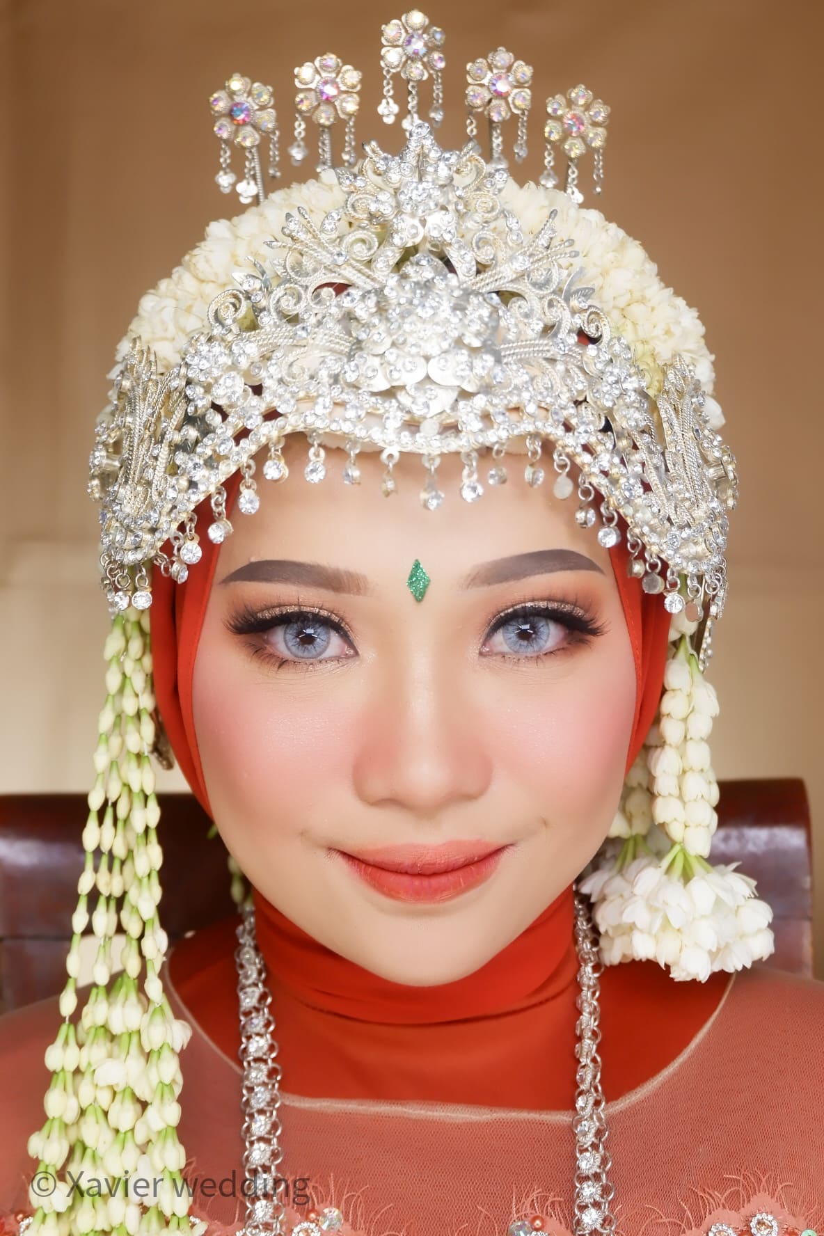 Makeup pernikahan dengan warna merah klasik dan bold